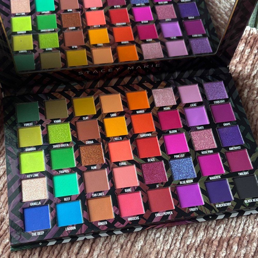 Random Makeup Lot - Picture 3 of 7